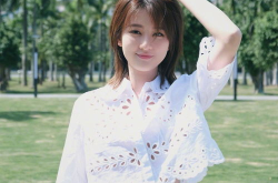 娱乐吃瓜君何泓姗,从影视新星到电竞少女，她的爱情与事业之路